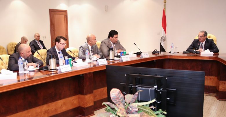 عمرو طلعت وزير الاتصالات المصري مع رؤساء شركات الاتصالات الأربعة