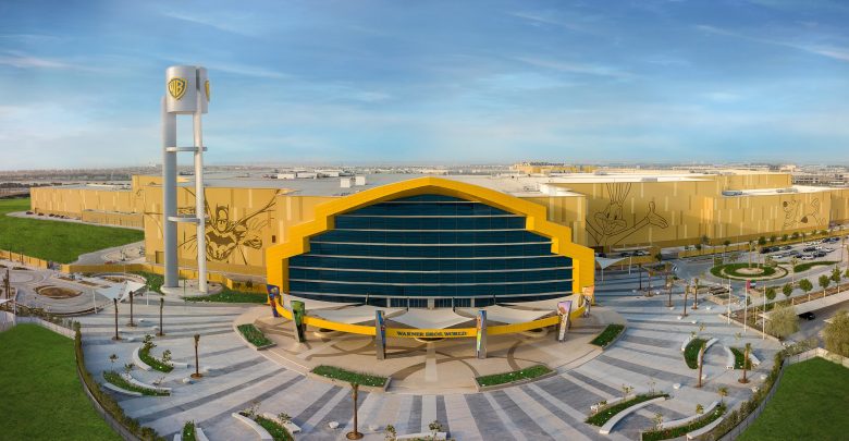 مشروع الطاقة الشمسية الكهروضوئية على سطح مبنى عالم وارنر براذرز أبوظبي في جزيرة ياس