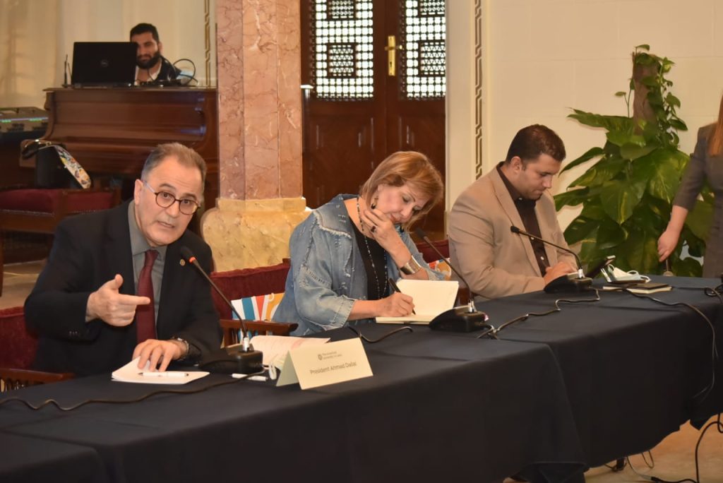 رئيس الجامعة الأمريكية بالقاهرة أحمد دلّال يشارك الإعلاميين رؤيته وأفكاره المستقبلية في لقاء مائدة مستديرة