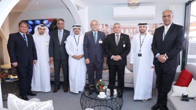 وفد وزارة الطيران المدني يلتقي مسئولي طيران الإمارات بمعرض دبي للطيران