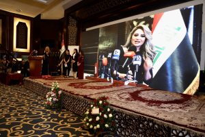 الإعلامية هديل عليان تتسلم جائزة اطوار بهجت في العاصمة بغداد