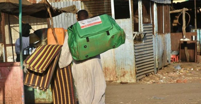 مركز الملك سلمان للإغاثة يوزع حقائب إيوائية في ولايات وقرى السودان