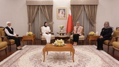 السفيرة فوزية زينل تستقبل الطالبتين البحرينيتين الأوائل بكلية الاقتصاد المنزلي جامعة حلوان