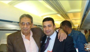 «سمير السيد بصحبة السيد عمرو موسى الأمين العام السابق لجامعة الدول العربية في مهمة خاصة إلى دارفور عام 2010»