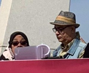 الصحافي المصري أشرف أبو اليزيد (رئيس جمعية الصحفيين الاسيويين) والصحافية الماليزية نور الله داود (نائبة رئيس الجمعية)