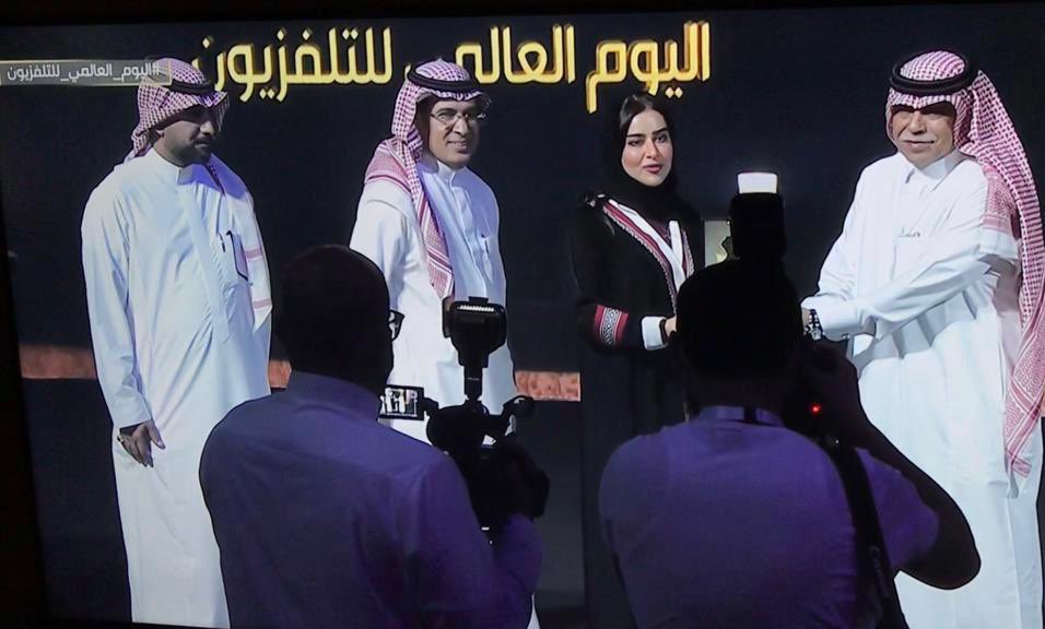 المذيعة السعودية منى العيد تفوز بمسار الإذاعة في #جائزة_التميز_الإعلامي