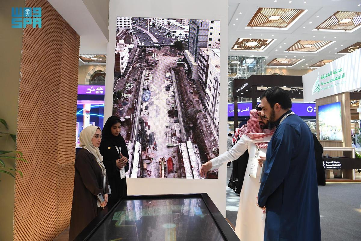 وزارة الحج تستعرض مشروعات البنى التحتية الذكية ونُظُم النقل لخدمة ضيوف الرحمن في مكة والمدينة
