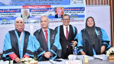أنور عبد اللطيف مدير تحرير الأهرام يتوسط هيئة التحكيم