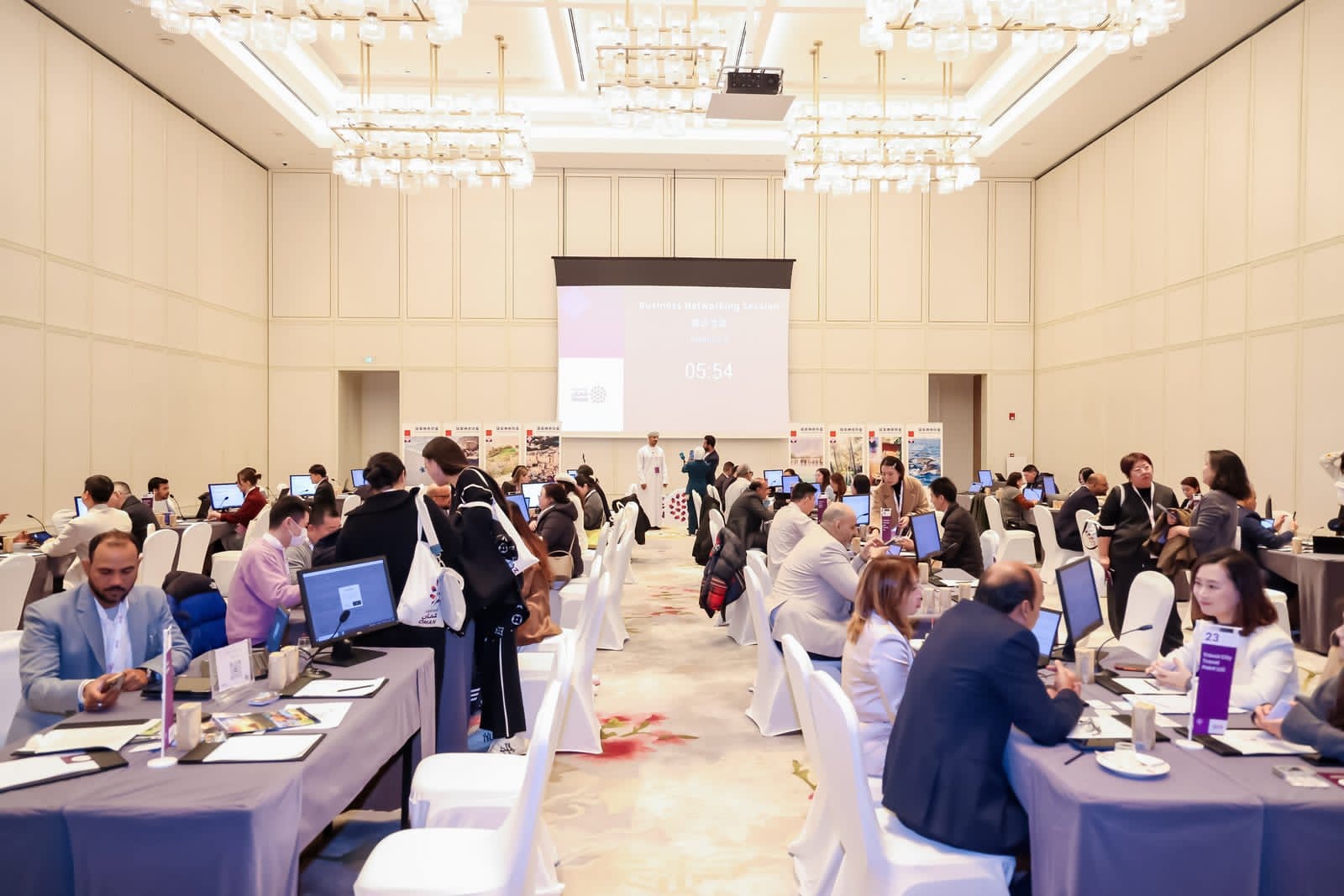 وزارة التراث والسياحة تواصل جولتها الترويجية في شنغهاي وسط اهتمام متزايد بالسوق العمانية في الصين