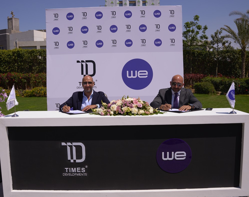 السيد/ أدهم قرين، رئيس قطاع مبيعات المجتمعات العمرانية المغلقة بشركة المصرية للاتصالات WE و السيد/ احمد فريد السرجاني، الرئيس التنفيذي لشركة تايمز للتطوير العقاري
