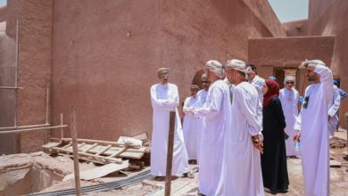 وزير التراث والسياحة العماني يطلع على مشاريع ترميم قلعة الرستاق وتطوير عين الكسفة